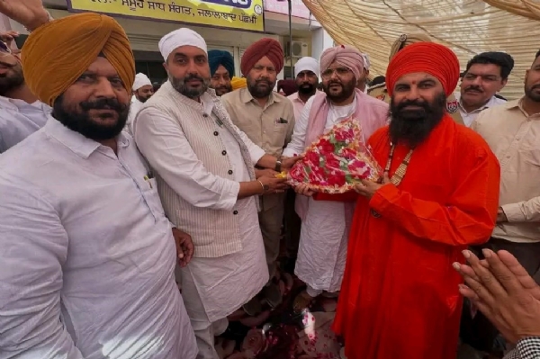 ਵਿਧਾਇਕ ਜਗਦੀਪ ਕੰਬੋਜ ਗੋਲਡੀ ਨੇ ਬਾਬਾ ਬ੍ਰਹਮ ਦਾਸ ਤੋਂ ਆਸ਼ੀਰਵਾਦ ਲਿਆ ਵਿਧਾਇਕ ਜਗਦੀਪ ਕੰਬੋਜ ਗੋਲਡੀ ਨੇ ਬਾਬਾ ਬ੍ਰਹਮ ਦਾਸ ਤੋਂ ਆਸ਼ੀਰਵਾਦ ਲਿਆ