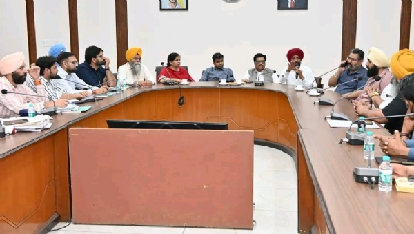 ਮੀਟਿੰਗ ਦੌਰਾਨ ਵਿਧਾਇਕ, ਡੀ.ਸੀ ਅਤੇ ਅਧਿਕਾਰੀ