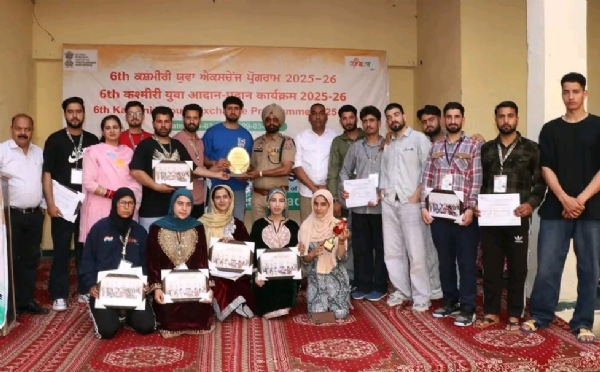 ਭਾਗੀਦਾਰਾਂ ਦਾ ਸਨਮਾਨ ਕਰਦੇ ਪ੍ਰਬੰਧਕ।