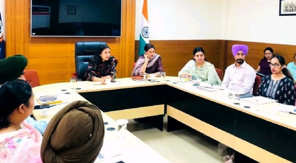 ਅਧਿਕਾਰੀਆਂ ਨਾਲ ਮੀਟਿੰਗ ਕਰਦੇ ਹੋਏ ਡਿਪਟੀ ਕਮਿਸ਼ਨਰ ਮੋਹਾਲੀ ਕੋਮਲ ਮਿੱਤਲ