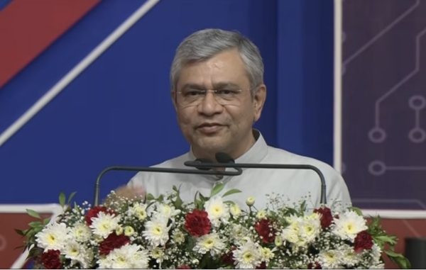 ਕੇਂਦਰੀ ਇਲੈਕਟ੍ਰਾਨਿਕਸ ਅਤੇ ਸੂਚਨਾ ਤਕਨਾਲੋਜੀ ਮੰਤਰੀ ਅਸ਼ਵਨੀ ਵੈਸ਼ਨਵ ਮੰਗਲਵਾਰ ਨੂੰ ਅਹਿਮਦਾਬਾਦ ਦੇ ਸਾਣੰਦ ਵਿੱਚ