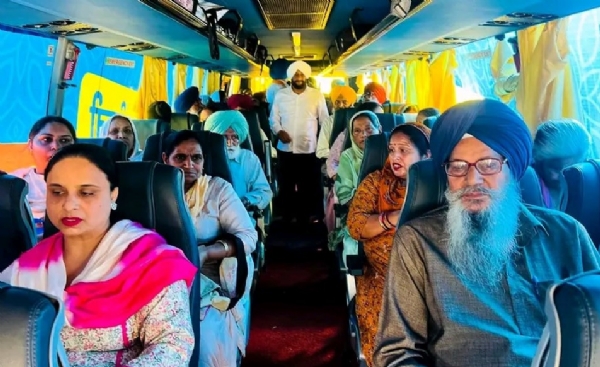 ਸ਼ਰਧਾਲੂਆਂ ਦੀ ਬੱਸ ਨੂੰ ਰਵਾਨਾ ਕਰਨ ਸਮੇਂ ਵਿਧਾਇਕ ਕੁਲਵੰਤ ਸਿੰਘ