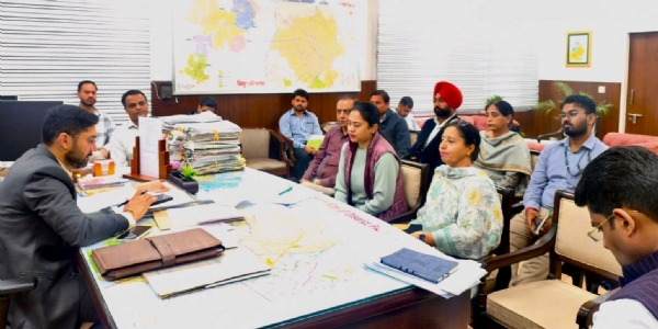 ਅਧਿਕਾਰੀਆਂ ਨਾਲ ਮੀਟਿੰਗ ਕਰਦੇ ਹੋਏ ਡਿਪਟੀ ਕਮਿਸ਼ਨਰ ਪਟਿਆਲਾ ਵਰਜੀਤ ਵਾਲੀਆ