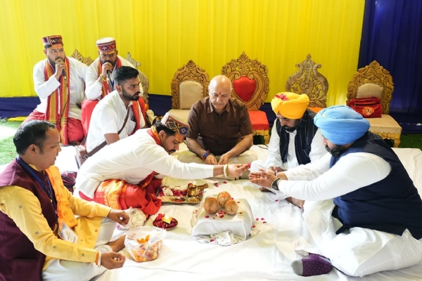 ਨੰਗਲ ’ਚ 75 ਕਰੋੜ ਰੁਪਏ ਦੇ ਵਿਕਾਸ ਪ੍ਰਾਜੈਕਟ ਦੀ ਸ਼ੁਰੂਆਤ ਕਰਨ ਸਮੇਂ ਮੁੱਖ ਮੰਤਰੀ ਭਗਵੰਤ ਮਾਨ ਨੰਗਲ ’ਚ 75 ਕਰੋੜ ਰੁਪਏ ਦੇ ਵਿਕਾਸ ਪ੍ਰਾਜੈਕਟ ਦੀ ਸ਼ੁਰੂਆਤ ਕਰਨ ਸਮੇਂ ਮੁੱਖ ਮੰਤਰੀ ਭਗਵੰਤ ਮਾਨ