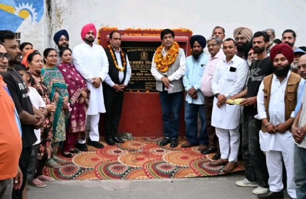 ਵਿਕਾਸ ਕਾਰਜਾਂ ਦਾ ਉਦਘਾਟਨ ਕਰਦੇ ਵਿਧਾਇਕ ਬ੍ਰਮ ਸ਼ੰਕਰ ਜਿੰਪਾ