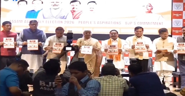 ਕੇਂਦਰੀ ਮੰਤਰੀ ਨਿਰਮਲਾ ਸੀਤਾਰਮਨ ਨੇ ਅਸਾਮ ਰਾਜ ਭਾਜਪਾ ਹੈੱਡਕੁਆਰਟਰ ਵਿਖੇ ਅਸਾਮ ਵਿਧਾਨ ਸਭਾ ਚੋਣਾਂ ਲਈ ਮੈਨੀਫੈਸਟੋ ਜਾਰੀ ਕੀਤਾ। ਹੋਰ ਆਗੂ ਵੀ ਮੌਜੂਦ ਹਨ।