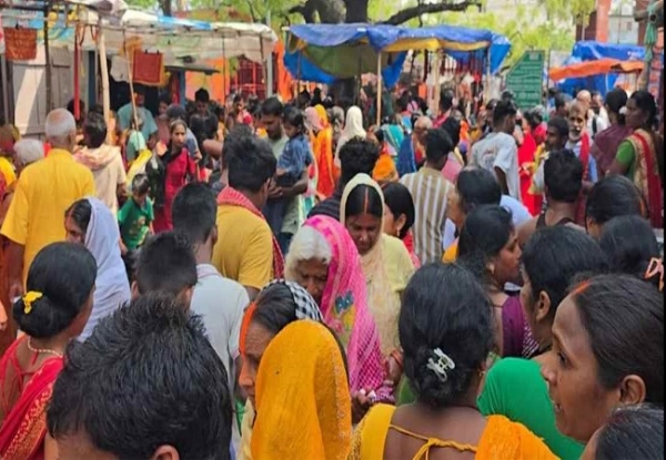 ਮੰਦਰ ਦੇ ਬਾਹਰ ਸ਼ਰਧਾਲੂਆਂ ਦੀ ਭੀੜ।