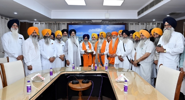 ਸੇਵਾ ਮੁਕਤ ਮੁਲਾਜ਼ਮ ਨੂੰ ਸਨਮਾਨਿਤ ਕਰਦੇ ਹੋਏ।