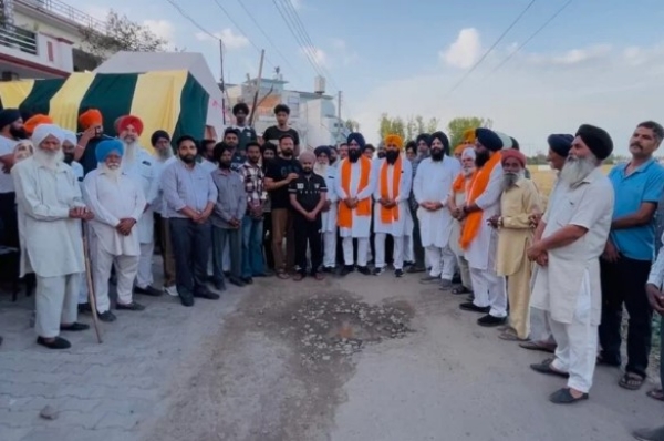 ਜਨਤਕ ਮੀਟਿੰਗ ਦੌਰਾਨ  ਸ਼੍ਰੋਮਣੀ ਅਕਾਲੀ ਦਲ ਦੇ ਹਲਕਾ ਇੰਚਾਰਜ ਬਲਜੀਤ ਸਿੰਘ ਭੁੱਟਾ ਅਤੇ ਪਿੰਡ ਵਾਸੀ।