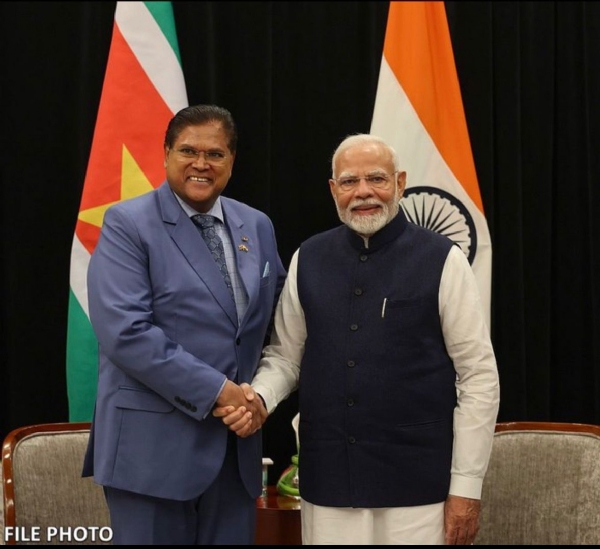 ਪ੍ਰਧਾਨ ਮੰਤਰੀ ਨਰਿੰਦਰ ਮੋਦੀ ਸੂਰੀਨਾਮ ਦੇ ਸਾਬਕਾ ਰਾਸ਼ਟਰਪਤੀ ਚੰਦਰਿਕਾ ਪ੍ਰਸਾਦ ਸੰਤੋਖੀ ਨਾਲ।