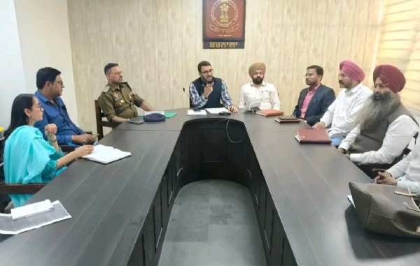 ਮੀਟਿੰਗ ਕਰਦੇ ਡਿਪਟੀ ਕਮਿਸ਼ਨਰ ਬਰਨਾਲਾ ਹਰਪ੍ਰੀਤ ਸਿੰਘ ਅਤੇ ਅਧਿਕਾਰੀ