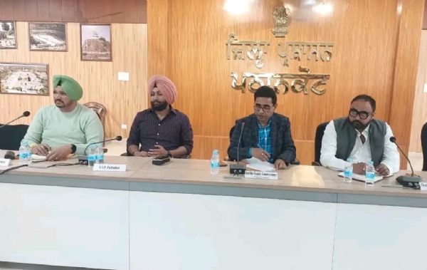 ਮੀਟਿੰਗ ਕਰਦੇ ਹੋਏ ਏਡੀਸੀ ਪਠਾਨਕੋਟ