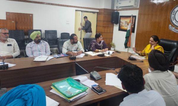 ਮੀਟਿੰਗ ਦੌਰਾਨ ਅਧਿਕਾਰੀ ਅਤੇ ਕਰਮਚਾਰੀ ਮੀਟਿੰਗ ਦੌਰਾਨ ਅਧਿਕਾਰੀ ਅਤੇ ਕਰਮਚਾਰੀ