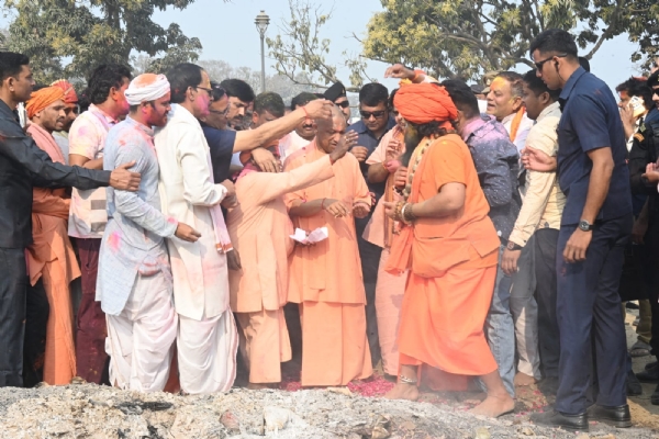 ਹੋਲੀ ਦਾ ਤਿਉਹਾਰ ਮਨਾਉਂਦੇ ਮੁੱਖ ਮੰਤਰੀ ਯੋਗੀ ਆਦਿਤਿਆਨਾਥ।