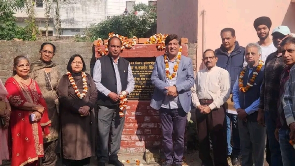 ਗਲੀਆਂ ‘ਚ ਬਲਾਕ ਟਾਈਲਾਂ ਲਗਾਉਣ ਦੀ ਸ਼ੁਰੂਆਤ ਕਰਵਾਉਂਦੇ ਵਿਧਾਇਕ ਜਿੰਪਾ