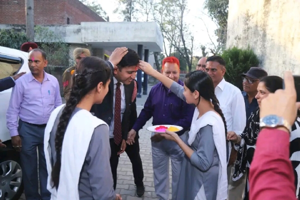 ਹੋਲੀ ਮਨਾਉਂਦੇ ਡਿਪਟੀ ਕਮਿਸ਼ਨਰ ਡਾ. ਹਿਮਾਂਸ਼ੂ ਅਗਰਵਾਲ