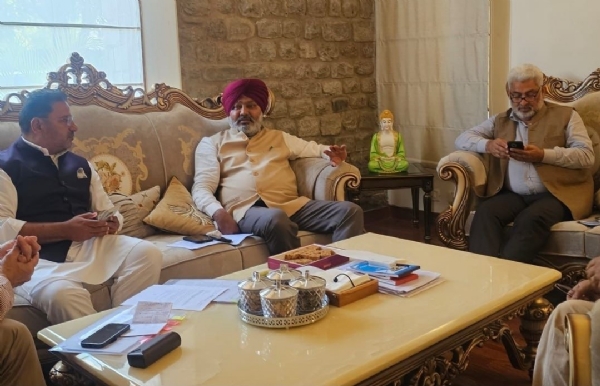 ਵਿੱਤ ਮੰਤਰੀ ਹਰਪਾਲ ਚੀਮਾ ਨਾਲ ਮੀਟਿੰਗ ਕਰਦੇ ਪੀ.ਆਰ.ਟੀ.ਸੀ ਦੇ ਚੇਅਰਮੈਨ ਐਡਵੋਕੇਟ ਹਰਪਾਲ ਜੁਨੇਜਾ