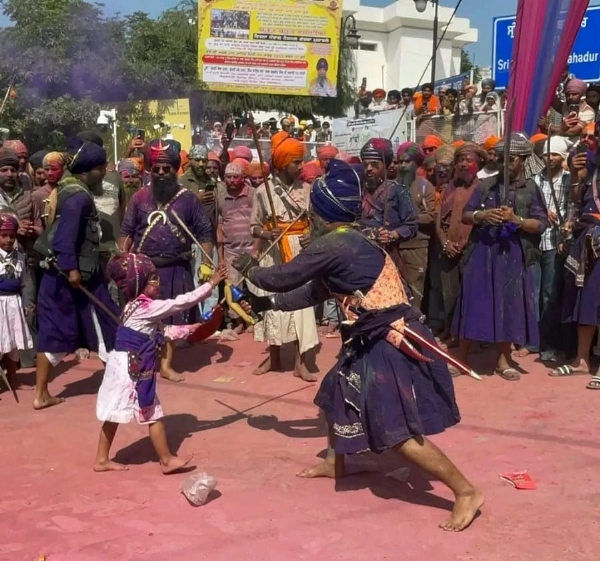 ਨਿਹੰਗ ਸਿੰਘ ਜਥੇਬੰਦੀਆਂ ਨੇ ਜੰਗਜੂ ਕਰਤਬ ਦਿਖਾਏ,