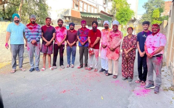 ਹੋਲੀ ਖੇਡਦੇ ਹੋਏ ਲੋਕ
