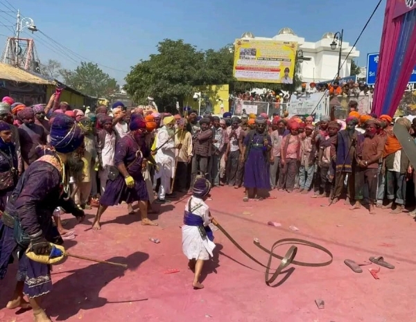 ਨਿਹੰਗ ਸਿੰਘ ਜਥੇਬੰਦੀਆਂ ਨੇ ਜੰਗਜੂ ਕਰਤਬ ਦਿਖਾਏ,