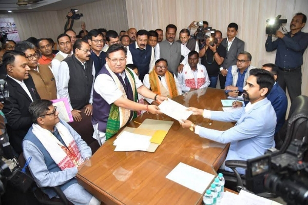 ਪ੍ਰਮੋਦ ਬੋਰੋ ਅਸਾਮ ਰਾਜ ਸਭਾ ਚੋਣਾਂ ਲਈ ਆਪਣੇ ਨਾਮਜ਼ਦਗੀ ਪੱਤਰ ਦਾਖਲ ਕਰਦੇ ਹੋਏ