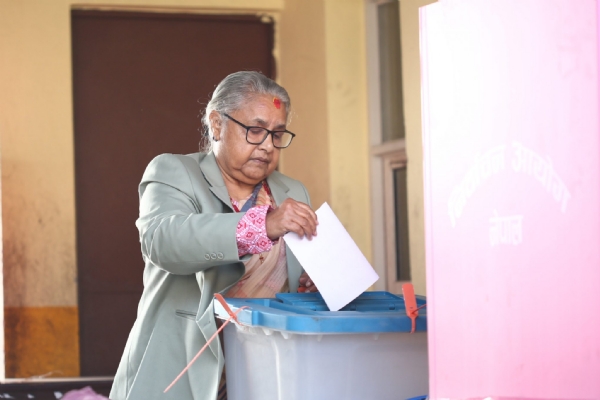 ਪ੍ਰਧਾਨ ਮੰਤਰੀ ਸੁਸ਼ੀਲਾ ਕਾਰਕੀ ਵੋਟ ਪਾਉਂਦੇ ਹੋਏ।