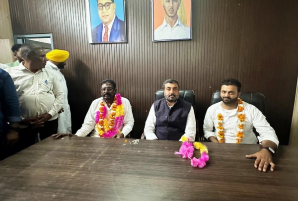 ਵਿਧਾਇਕ ਜਗਦੀਪ ਕੰਬੋਜ ਗੋਲਡੀ ਨਾਲ ਜਲਾਲਾਬਾਦ ਬਲਾਕ ਸੰਮਤੀ ਨਵੇਂ ਚੁਣੇ ਚੇਅਰਮੈਨ ਅਤੇ ਵਾਈਸ ਚੇਅਰਮੈਨ