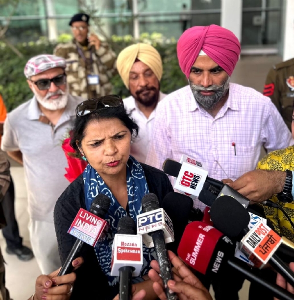 ਗੱਲਬਾਤ ਕਰਦੇ ਹੋਏ ਨੀਰੂ ਗਰਗ