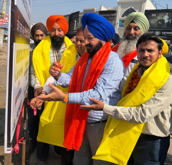 ਵਿਕਾਸ ਕਾਰਜਾਂ ਦਾ ਉਦਘਾਟਨ ਕਰਦੇ ਵਿਧਾਇਕ ਅਜੀਤਪਾਲ ਸਿੰਘ ਕੋਹਲੀ ਅਤੇ ਮੇਅਰ ਕੁੰਦਨ ਗੋਗੀਆ
