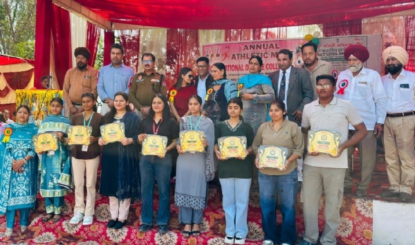 ਜੇਤੂਆਂ ਦਾ ਸਨਮਾਨ ਕਰਦੇ ਮੁੱਖ ਮਹਿਮਾਨ ਅਤੇ ਪ੍ਰਬੰਧਕ