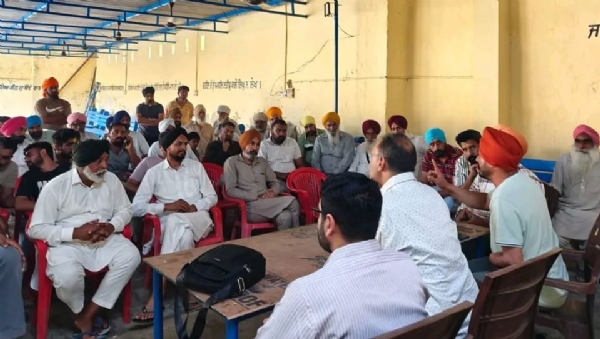 ਪਸ਼ੂ ਭਲਾਈ ਅਤੇ ਜਾਗਰੂਕਤਾ ਕੈਂਪ ’ਚ ਪਹੁੰਚੇ ਪਸ਼ੂ ਪਾਲਣ ਵਿਭਾਗ ਦੇ ਕਰਮਚਾਰੀ ਅਤੇ ਪਸ਼ੂਪਾਲਕ