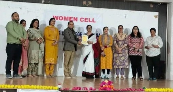 ਵਿਸ਼ਵ ਮਹਿਲਾ ਦਿਵਸ ਨੂੰ ਸਮਰਪਿਤ ਸੈਮੀਨਾਰ ’ਚ ਪਤਵੰਤਿਆਂ ਦਾ ਸਨਮਾਨ ਕਰਦੇ ਪ੍ਰਬੰਧਕ