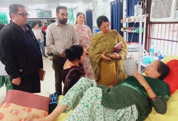 ਸਿਵਲ ਹਸਪਤਾਲ ਵਿਖੇ ਚੈਕਿੰਗ ਸਮੇਂ ਮਰੀਜ਼ਾਂ ਨਾਲ ਗੱਲਬਾਤ ਕਰਦੇ ਸਿਵਲ ਸਰਜਨ ਹੁਸ਼ਿਆਰਪੁਰ ਡਾ. ਮਨਦੀਪ ਕਮਲ