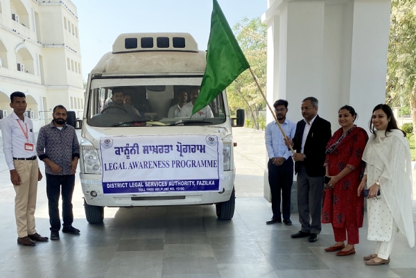 ਐਸ.ਐਮ.ਐਲ.ਵੈਨ ਨੂੰ ਰਵਾਨਾ ਕਰਦੇ ਜ਼ਿਲਾ ਅਤੇ ਸੈਸ਼ਨ ਜੱਜ ਧਰਮਿੰਦਰ ਪਾਲ ਸਿੰਗਲਾ