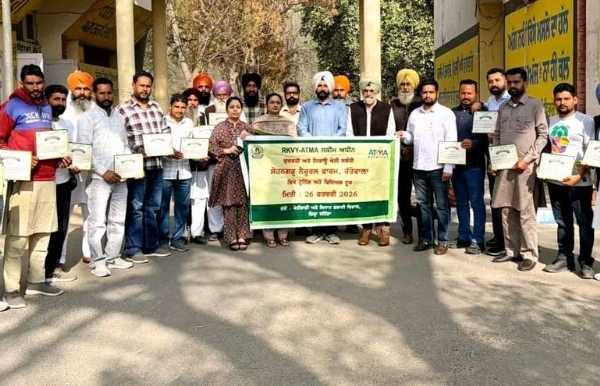 ਸਿਖ਼ਲਾਈ ਪ੍ਰੋਗਰਾਮ ਦੌਰਾਨ ਵਿਭਾਗ ਦੇ ਅਧਿਕਾਰੀ ਅਤੇ ਕਿਸਾਨ