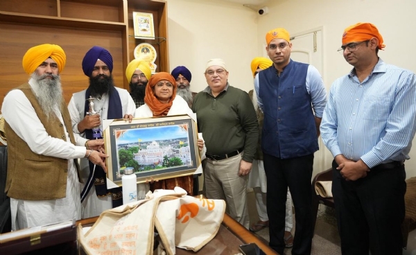 ਪੰਜਾਬ ਪ੍ਰਦੂਸ਼ਣ ਰੋਕਥਾਮ ਬੋਰਡ ਦੇ ਨੁਮਾਇੰਦਿਆਂ ਦਾ ਸਨਮਾਨ ਕਰਦੇ ਤਖ਼ਤ ਸ੍ਰੀ ਕੇਸਗੜ ਸਾਹਿਬ ਦੇ ਜਥੇਦਾਰ ਗਿਆਨੀ ਕੁਲਦੀਪ ਸਿੰਘ ਗੁੜਗੱਜ