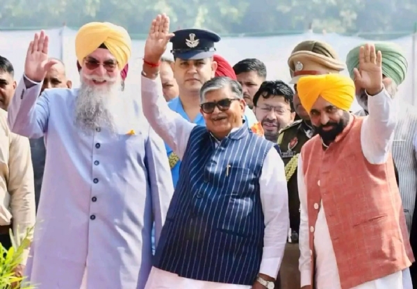 ਰਾਜਪਾਲ ਦਾ ਵਿਧਾਨ ਸਭਾ ਪਹੁੰਚਣ ’ਤੇ ਸਵਾਗਤ ਕਰਦੇ ਪੰਜਾਬ ਵਿਧਾਨ ਸਭਾ ਸਪੀਕਰ ਅਤੇ ਮੁੱਖ ਮੰਤਰੀ