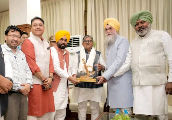 ਰਾਜਪਾਲ ਦਾ ਵਿਧਾਨ ਸਭਾ ਪਹੁੰਚਣ ’ਤੇ ਸਵਾਗਤ ਕਰਦੇ ਪੰਜਾਬ ਵਿਧਾਨ ਸਭਾ ਸਪੀਕਰ ਅਤੇ ਮੁੱਖ ਮੰਤਰੀ