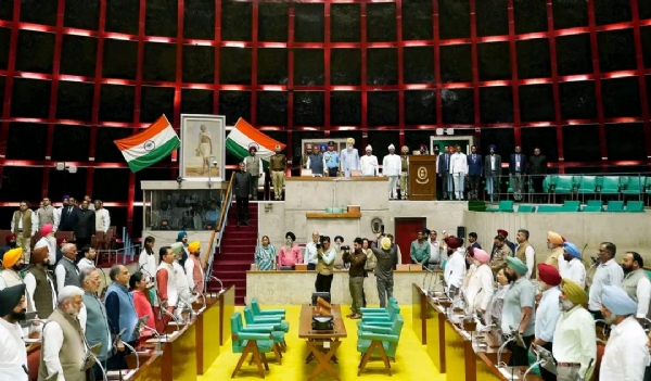 ਸ਼ਰਧਾਂਜਲੀ ਦੇਣ ਸਮੇਂ ਸਤਿਕਾਰ ਵਜੋਂ ਵਿਛੜੀਆਂ ਰੂਹਾਂ ਦੀ ਯਾਦ ਵਿੱਚ ਦੋ ਮਿੰਟ ਦਾ ਮੌਨ ਰੱਖਿਆ ਗਿਆ।