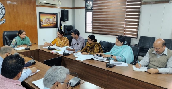 ਵੱਖ-ਵੱਖ ਵਿਭਾਗਾਂ ਦੇ ਅਧਿਕਾਰੀਆਂ ਨਾਲ ਮੀਟਿੰਗ ਕਰਦੇ ਡਿਪਟੀ ਕਮਿਸ਼ਨਰ ਅਮਰਪ੍ਰੀਤ ਕੌਰ ਸੰਧੂ
