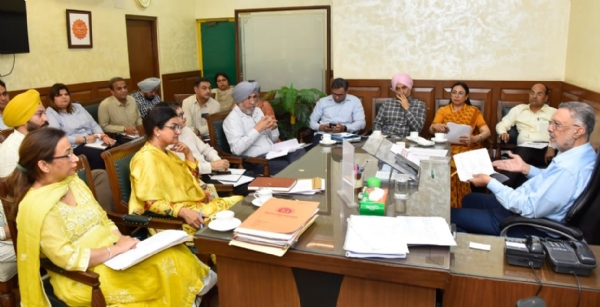 ਅਧਿਕਾਰੀਆਂ ਨਾਲ ਮੀਟਿੰਗ ਕਰਦੇ ਸਿਹਤ ਮੰਤਰੀ ਡਾ. ਬਲਬੀਰ ਸਿੰਘ