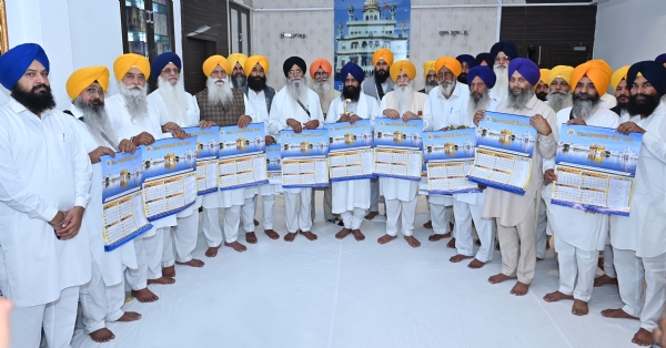 ਨਾਨਕਸ਼ਾਹੀ ਸੰਮਤ 558 ਦਾ ਕੈਲੰਡਰ ਜਾਰੀ ਕਰਦੇ ਹੋਏ ਜਥੇਦਾਰ ਗਿਆਨੀ ਕੁਲਦੀਪ ਸਿੰਘ ਗੜਗੱਜ, ਐਡਵੋਕੇਟ ਹਰਜਿੰਦਰ ਸਿੰਘ ਧਾਮੀ ਅਤੇ ਹੋਰ।