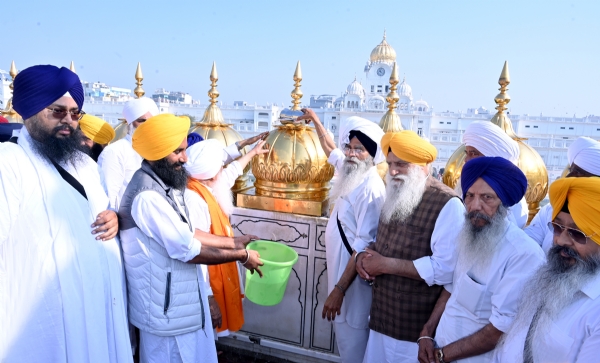 ਸੱਚਖੰਡ ਸ੍ਰੀ ਹਰਿਮੰਦਰ ਸਾਹਿਬ ਵਿਖੇ ਸੋਨੇ ਦੀ ਧੁਆਈ ਸੇਵਾ ਸ਼ੁਰੂ