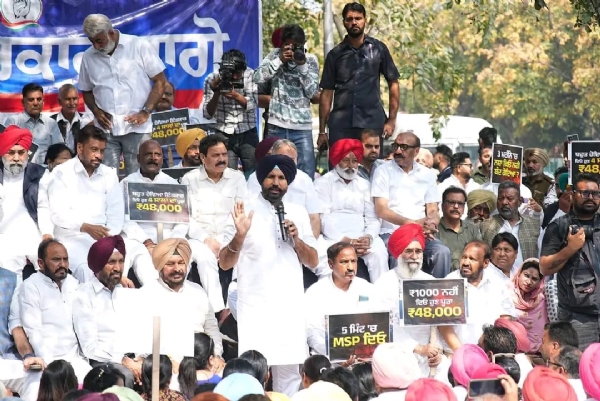 ਪ੍ਰਦਰਸ਼ਨ ਕਰਦੇ ਕਾਂਗਰਸੀ ਆਗੂ ਅਤੇ ਵਰਕਰ