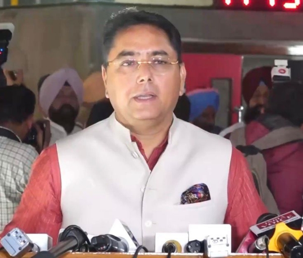 ਗੱਲਬਾਤ ਕਰਦੇ ਕੈਬਨਿਟ ਮੰਤਰੀ ਅਮਨ ਅਰੋੜਾ