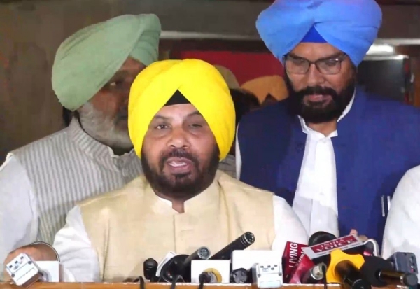 ਗੱਲਬਾਤ ਕਰਦੇ ਕੈਬਨਿਟ ਮੰਤਰੀ ਹਰਭਜਨ ਸਿੰਘ ਈਟੀਓ