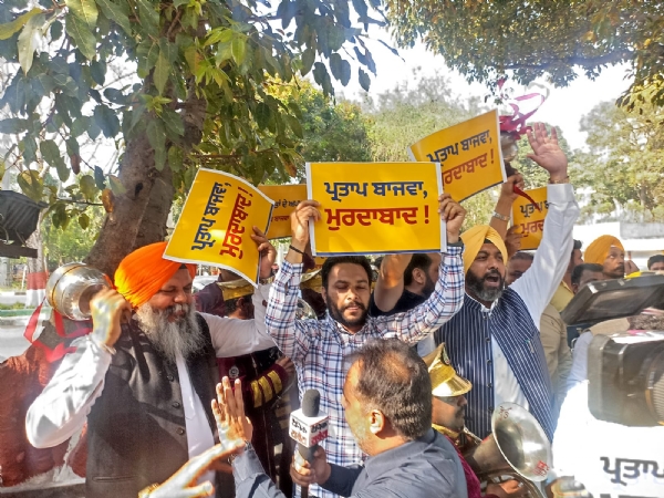 ਵਿਰੋਧੀ ਧਿਰ ਦੇ ਨੇਤਾ ਪ੍ਰਤਾਪ ਬਾਜਵਾ ਵਿਰੁੱਧ ਬੈਂਡ-ਵਾਜੇ ਦੇ ਨਾਲ ਵਿਰੋਧ ਪ੍ਰਦਰਸ਼ਨ ਕਰਦੇ ‘ਆਪ’ ਦੇ ਵਿਧਾਇਕ