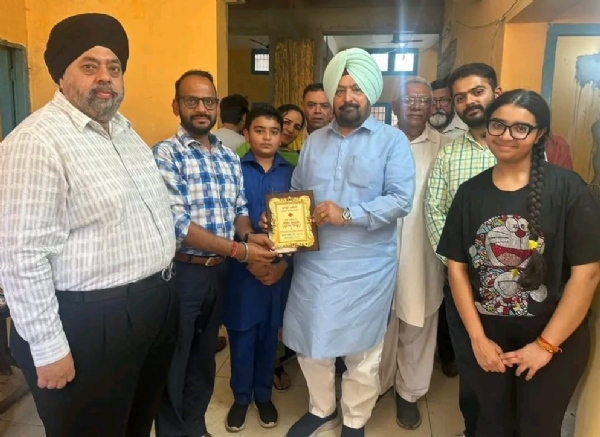 ਸਾਂਝੀ ਰਸੋਈ ਹੁਸ਼ਿਆਰਪੁਰ ਵਿਖੇ ਸਹਿਯੋਗ ਰਾਸ਼ੀ ਭੇਟ ਕਰਨ ਉਪਰੰਤ ਸਮਾਜਸੇਵੀ ਚਰਨਜੀਤ ਸਿੰਘ ਸ਼ਰਮਾ ਅਤੇ ਪਰਿਵਾਰ