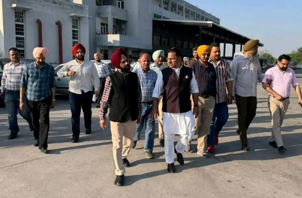 ਨਵੇਂ ਬੱਸ ਅੱਡੇ ’ਤੇ ਵਰਕਸ਼ਾਪ ਦਾ ਦੌਰਾ ਕਰਨ ਸਮੇਂ ਪੀ.ਆਰ.ਟੀ.ਸੀ ਦੇ ਚੇਅਰਮੈਨ ਐਡਵੋਕੇਟ ਹਰਪਾਲ ਜੁਨੇਜਾ