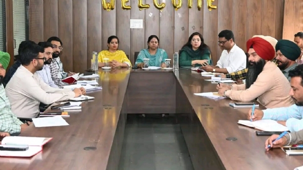 ਮੀਟਿੰਗ ਕਰਦੇ ਮੇਅਰ ਇੰਦਰਜੀਤ ਕੌਰ, ਵਿਧਾਇਕਾ ਰਾਜਿੰਦਰ ਪਾਲ ਕੌਰ ਛੀਨਾ ਅਤੇ ਨਗਰ ਨਿਗਮ ਕਮਿਸ਼ਨਰ ਡਾ. ਨੀਰੂ ਕਤਿਆਲ ਗੁਪਤਾ